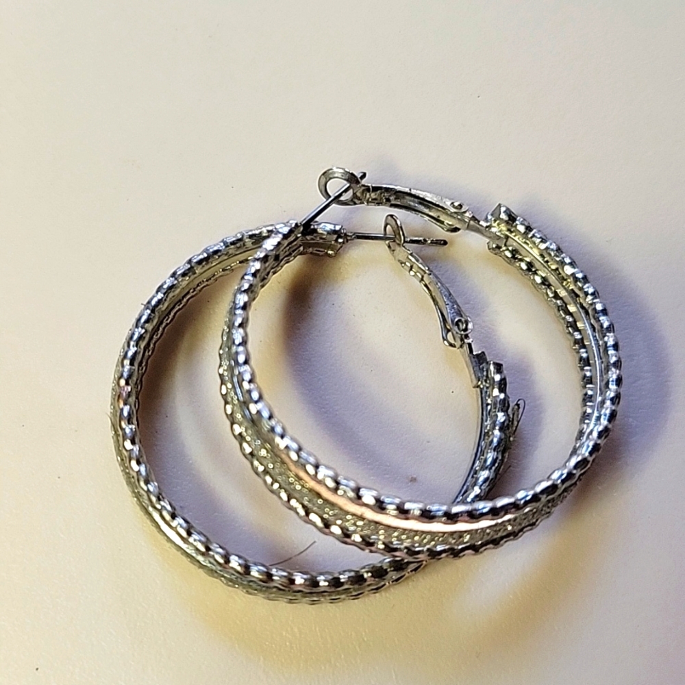 SILVERTONE NWOT  SMALL GLITTERY HOOP EARRINGS
